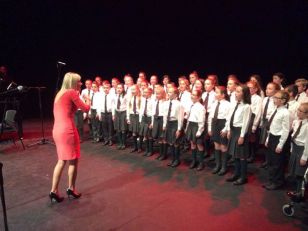 Choir perform with Three Tenors 